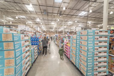 Lewisville, Tx, bize-Kasım 26, 2018: müşteri fiyat Costco Toptan mağaza ekranda oyuncaklarla çok çeşitli alışveriş. Bir Amerikan salt üyelik ambar büyük bir kutu deposu