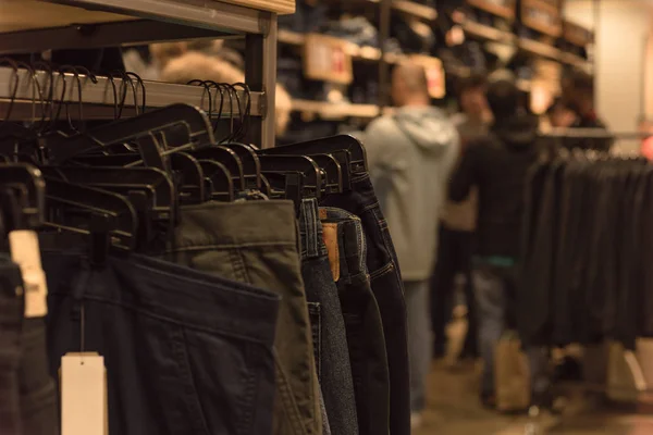 Foco Seletivo Imagem Rasa Loja Roupas Com Roupas Moda Cabide — Fotografia de Stock