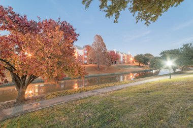 Riverside apartman ve renkli sonbahar yaprakları mavi h