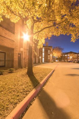 Eve giriş apartman kompleksi ile renkli sonbahar yaprakları