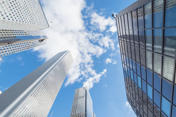 Blick auf Wolkenkratzer mit sonnigem Wolkenhimmel in der Innenstadt — Stockfoto