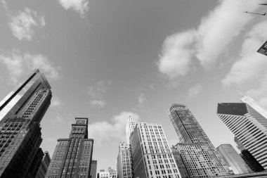 Vintage sesi tipik manzarası ofis Chicago downtown bulut mavi gökyüzü karşı görünümünü aramak