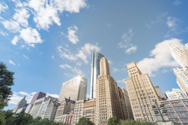 Tipik manzarası ofis Chicago downtown bulut mavi gökyüzü karşı görünümünü aramak