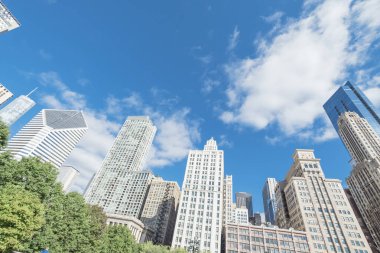 Tipik manzarası ofis Chicago downtown bulut mavi gökyüzü karşı görünümünü aramak