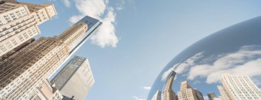 Panorama düşük açılı görünüş Chicago şehir silueti ve yansıma, bulut mavi gökyüzü