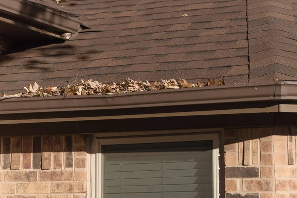 Close Rain Gutter Residential Home Clogged Dried Fall Leaves Shingles — Stock Photo, Image