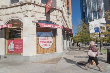 Chicago, IL, bize-Ekim 17, 2018: Müşteri kağıt bakkal çantası ile Chicago şehir merkezindeki işlek cadde yakınında Trader Joe's mağaza çıkın. Amerikalı özel düzenlenen özel Aldi tarafından kendi marketler zinciri