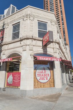 Chicago, IL, bize-Ekim 17, 2018: Girişi Trader Joes'ın süpermarket Mağaza şehir merkezinde kavşağı yakınında. Amerikan özel zinciri özel marketler, indirim perakendeci, kendi Aldi tarafından düzenlenen