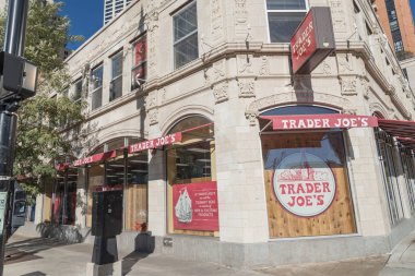 Chicago, IL, bize-Ekim 17, 2018: Girişi Trader Joes'ın süpermarket Mağaza şehir merkezinde kavşağı yakınında. Amerikan özel zinciri özel marketler, indirim perakendeci, kendi Aldi tarafından düzenlenen