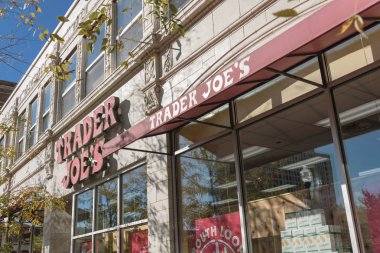Chicago, IL, bize-Ekim 17, 2018: Trader Joes'ın süpermarket mağaza Downtown Chicago yakın çekim logosu. Bir Amerikalı özel zinciri özel marketler, indirim perakendeci, kendi Aldi tarafından düzenlenen