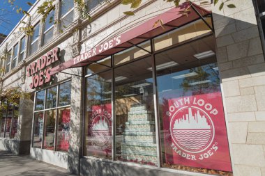 Chicago, IL, bize-Ekim 17, 2018: Girişi Trader Joes'ın süpermarket Mağaza şehir merkezinde kavşağı yakınında. Amerikan özel zinciri özel marketler, indirim perakendeci, kendi Aldi tarafından düzenlenen