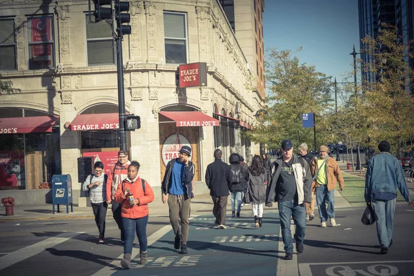 Chicago Oct 2018 Crowed Pedestrians Walk Trader Joes Supermarket Storefront — Fotografia de Stock