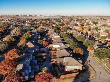 Dallas, Texas, ABD birimi geliştirme banliyölerinde Sonbahar sezonunda planlanan üst görüntüleyin. Drone binalar renkli sonbahar yaprakları ile resimden mavi gökyüzü altında bırakır