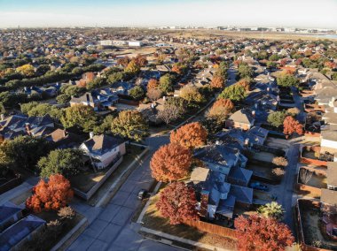 Dallas, Texas, ABD birimi geliştirme banliyölerinde Sonbahar sezonunda planlanan üst görüntüleyin. Drone binalar renkli sonbahar yaprakları ile resimden mavi gökyüzü altında bırakır