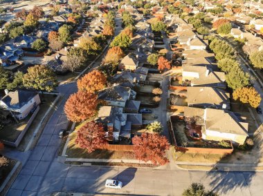 Dallas, Texas, ABD birimi geliştirme banliyölerinde Sonbahar sezonunda planlanan hava görüntüleyin. Üstgeçidin binalar tek aile evlerinde ve bahçelerinde sıra ile renkli sonbahar yaprakları yaprakları