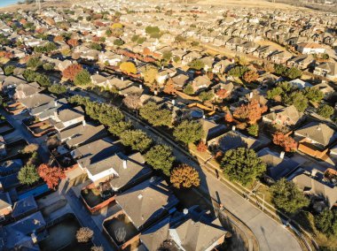 Dallas, Texas, ABD birimi geliştirme banliyölerinde Sonbahar sezonunda planlanan hava görüntüleyin. Üstgeçidin binalar tek aile evlerinde ve bahçelerinde sıra ile renkli sonbahar yaprakları yaprakları