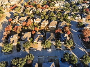 Dallas, Texas, ABD birimi geliştirme banliyölerinde Sonbahar sezonunda planlanan hava görüntüleyin. Üstgeçidin binalar tek aile evlerinde ve bahçelerinde sıra ile renkli sonbahar yaprakları yaprakları