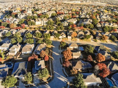 Havadan görünümü Valley Ranch birim geliştirme/Schaffhausen Dallas, Texas olarak planlanmış. Üstgeçidin yayılma alt sonbahar sezonu renkli yeşillik ile laves ve topluluk satırı tek aile evleri