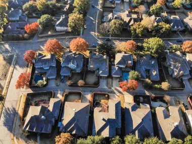 Dallas, Texas, Usa yakınındaki konut ev görünümünü aşağı dron seyir düz. Satır tek aile ev yüzme havuzlu ve renkli sonbahar yaprakları yaprakları