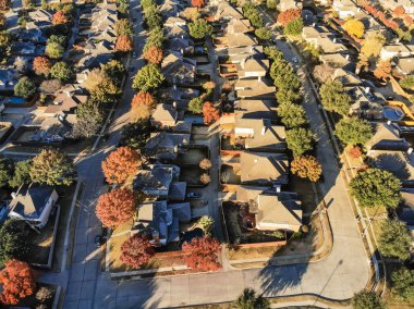 Dallas, Texas, ABD birimi geliştirme banliyölerinde Sonbahar sezonunda planlanan hava görüntüleyin. Üstgeçidin binalar tek aile evlerinde ve bahçelerinde sıra ile renkli sonbahar yaprakları yaprakları