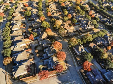 Dallas, Texas, ABD birimi geliştirme banliyölerinde Sonbahar sezonunda planlanan hava görüntüleyin. Üstgeçidin binalar tek aile evlerinde ve bahçelerinde sıra ile renkli sonbahar yaprakları yaprakları