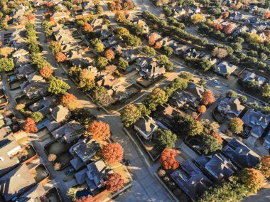 Dallas, Texas, ABD birimi geliştirme banliyölerinde Sonbahar sezonunda planlanan hava görüntüleyin. Üstgeçidin binalar tek aile evlerinde ve bahçelerinde sıra ile renkli sonbahar yaprakları yaprakları