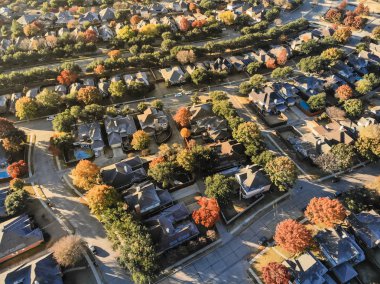 Dallas, Texas, ABD birimi geliştirme banliyölerinde Sonbahar sezonunda planlanan hava görüntüleyin. Üstgeçidin binalar tek aile evlerinde ve bahçelerinde sıra ile renkli sonbahar yaprakları yaprakları
