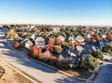 Dallas, Texas, ABD birimi geliştirme banliyölerinde Sonbahar sezonunda planlanan üst görüntüleyin. Drone binalar renkli sonbahar yaprakları ile resimden mavi gökyüzü altında bırakır