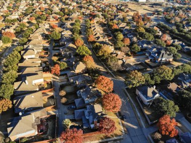 Dallas, Texas, ABD birimi geliştirme banliyölerinde Sonbahar sezonunda planlanan hava görüntüleyin. Üstgeçidin binalar tek aile evlerinde ve bahçelerinde sıra ile renkli sonbahar yaprakları yaprakları