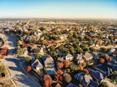 Bulanık görüntü semtte sonbahar sezonu yakınındaki Dallas, Texas, Amerika. Arka plan geliştirme topluluğunun renkli sonbahar yaprakları ile havadan görünümü