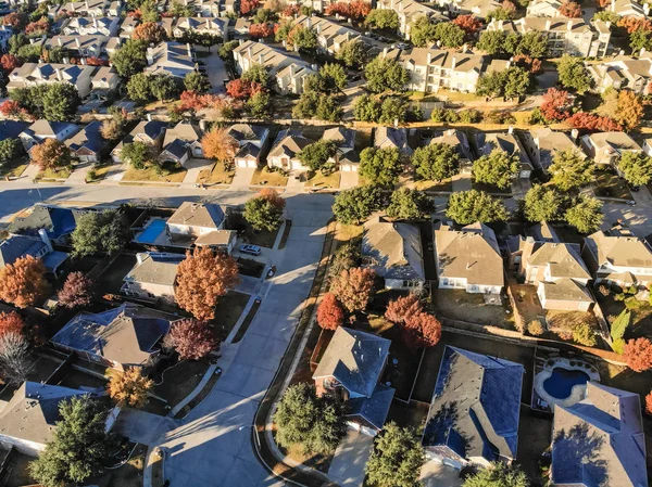 Luftaufnahme Geplante Wohnbebauung Mit Mehrfamilienhauskomplex Und Wohnhaus Umgeben Von Buntem — Stockfoto