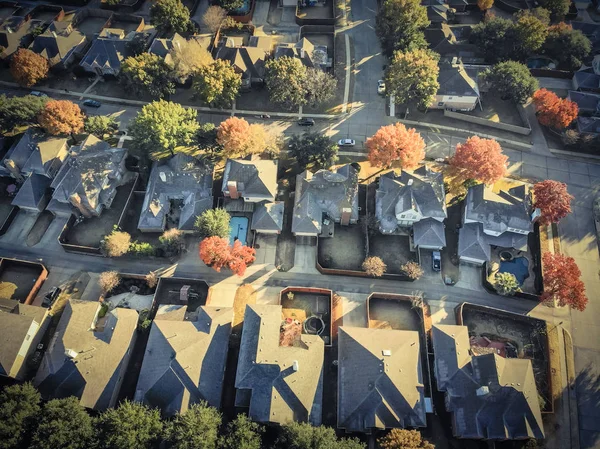 从无人机上直视德州达拉斯附近的住宅 一排排的独栋住宅 有游泳池和五颜六色的秋叶 — 图库照片