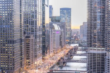 Chicago Nehri boyunca Skyline günbatımı şehir yoluyla havadan görünümü