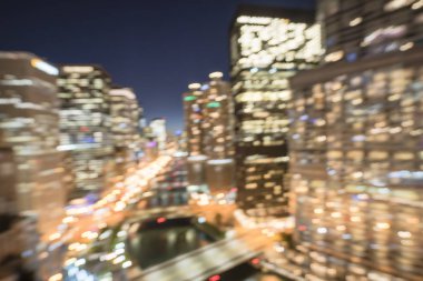Soyut ufuk Chicago nehir ofis ve konut yüksek katlı bina bulanık. Havadan görünümü kentsel gece ışık bokeh ışıklı silüetini üzerinden