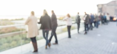 Panorama bulanık hareket Çatıdaki bar şehir Chicago, ABD dışarı asılı resmi elbiseli insanlar çeşitli grup. İş mutlu saat kavramı, sonbahar sezon