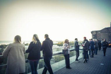 Bulanık soyut farklı bir grup insan resmi elbiseli Çatıdaki bar şehir Chicago, ABD dışarı asılı. İş mutlu saat kavramı, sonbahar sezon