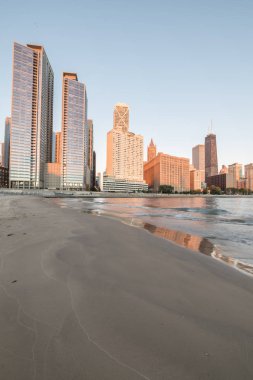 Sunrise beach park Lake Shore sürücü yansıma boyunca Chicago silueti