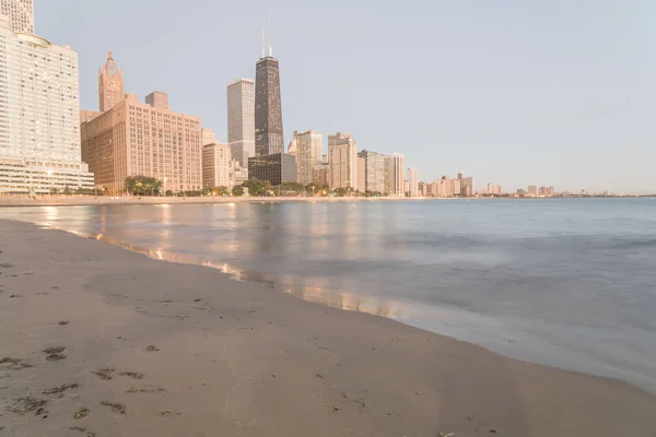 Chicago Skylines Lake Shore Drive Reflection Beach Park Sunrise — Stock Photo, Image
