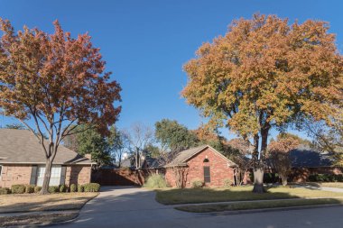 Dallas, Texas, yakın konut ev Amerika'da sezon sonbahar. Renkli sonbahar yaprakları ile çevrili tek aile ev