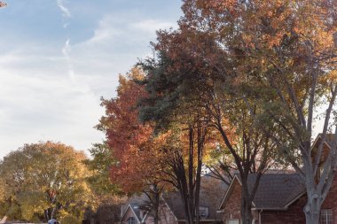 Dallas, Texas, yakın konut ev Amerika'da sezon sonbahar. Renkli sonbahar yaprakları ile çevrili tek aile ev