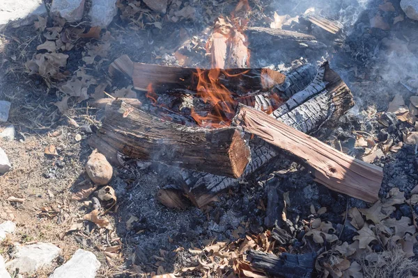 Detail hořící oheň na venkovní táborák u slunečného podzimního dne — Stock fotografie