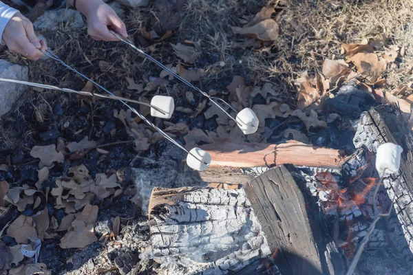 Mehrere Marshmallows Erstreckten Sich Über Das Lagerfeuer Braten Kamin Mit — Stockfoto