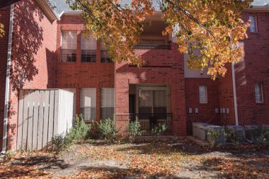 Tipik apartman binası Dallas, Texas, ABD karmaşık renkli sonbahar yaprakları ile sonbahar sezonu.