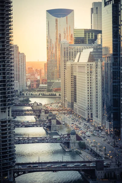 Vintage Toon Afbeelding Dichte Skyline Langs Chicago River Bij Zonsondergang — Stockfoto