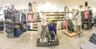 Panorama görünüm hareket golf giyim, aksesuar ve dişli bölümü manken Amerika'da spor perakende mağazasında ile bulanık