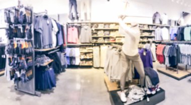 Panorama görünüm hareket golf giyim, aksesuar ve dişli bölümü manken Amerika'da spor perakende mağazasında ile bulanık