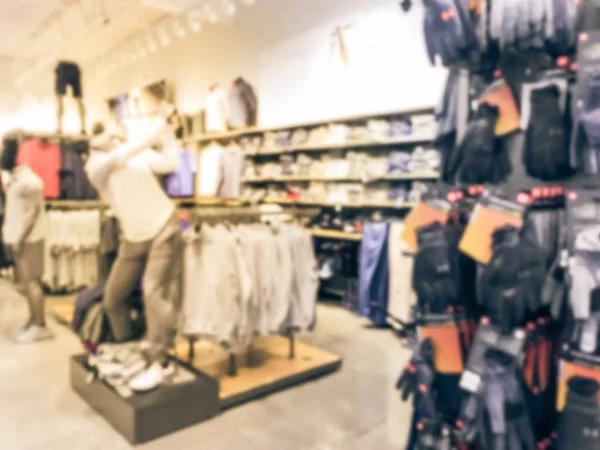 Amerika'da spor perakende mağazasında bulanık hareket golf giyim, aksesuar ve dişli bölümü