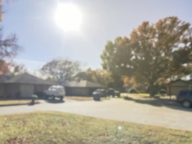 Bulanık soyut tipik Amerikan mahalle konut tek aile evi ve sokakta park edilmiş arabalar sıra ile. Renkli sonbahar yaprakları, Dallas, Texas banliyölerinde yeşillik düşmek