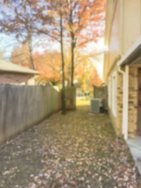 Bulanık hareket renkli sonbahar tek ailelik evin arka bahçesinde ahşap ile yaprakları çit banliyö Dallas, Texas, ABD