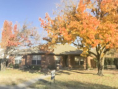 Soyut bulanık geleneksel tek aile evi ile satış yard simgesi Dallas, Texas, Usa yakınındaki sonbahar sezonu için